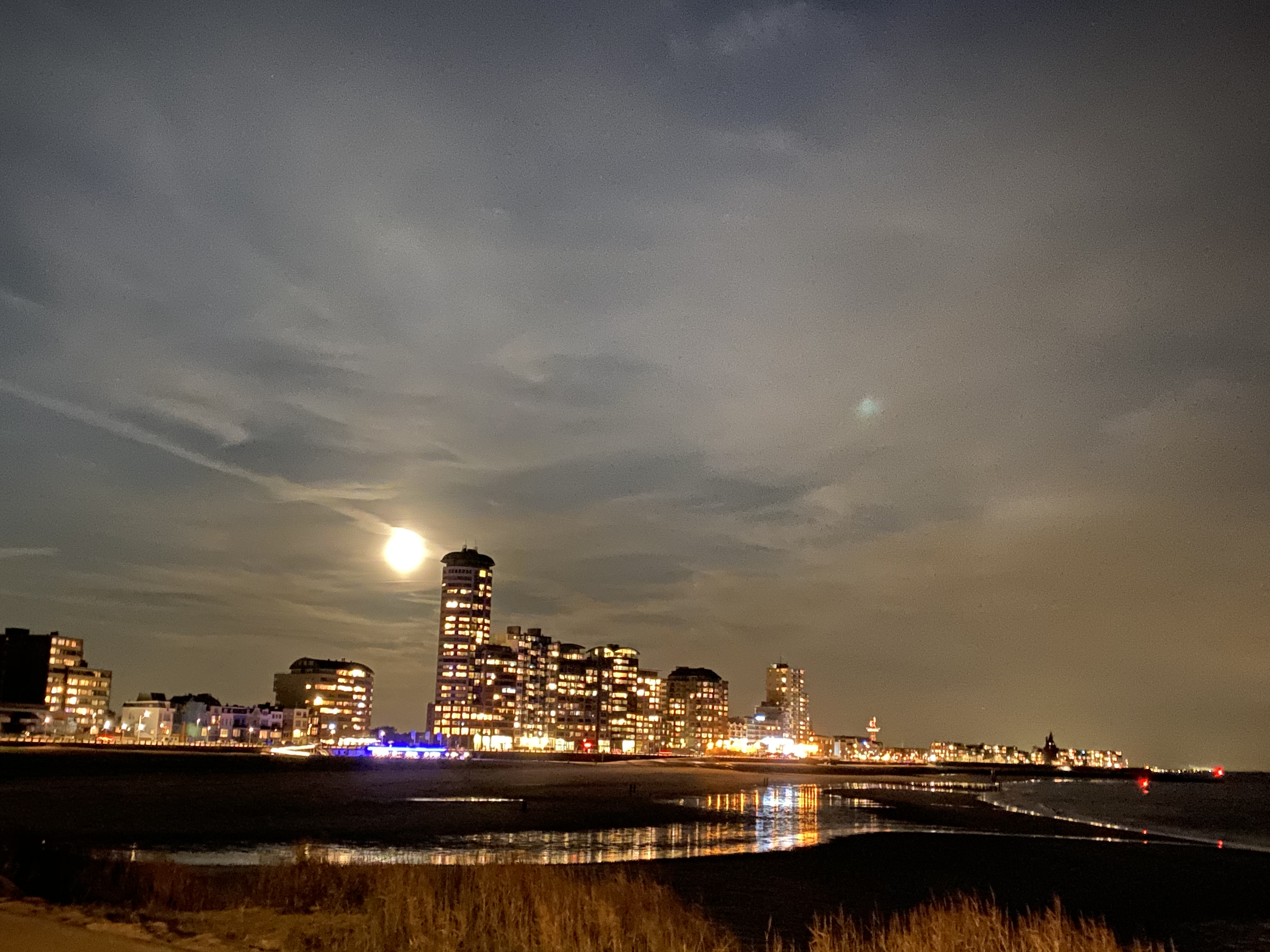 volle maan op de skyline van Vlissingen